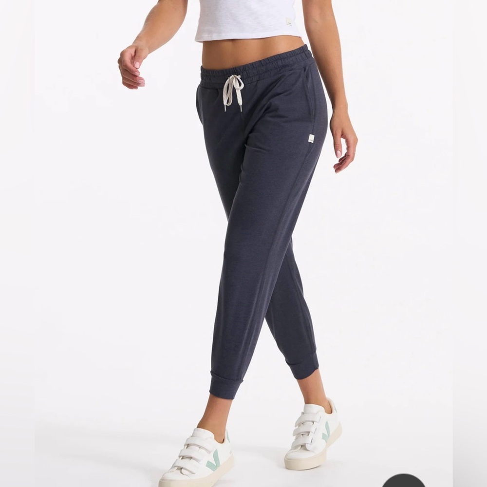 Vuori women’s performance jogger dreamKnit in size medium, dark gray